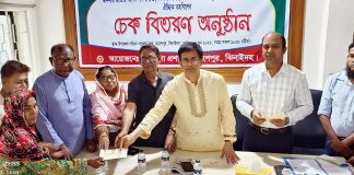 মহেশপুরে অসহায়দের মাঝে চঞ্চল এমপির চেক বিতরণ