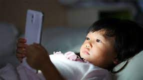 মোবাইল ফোন আসক্তি: কতটা ঝুঁকিতে আমাদের শিশুরা