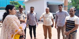 চুড়ামনকাটিতে গাভী বিতরণ