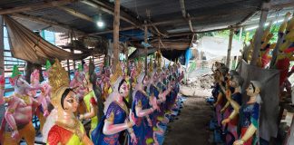 চৌগাছার ভাস্কর বিশ্বজিৎ ৩৬ বছর ধরে তৈরি করছেন প্রতিমা