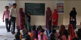 শরণখোলার পল্লীতে ইংরেজিতে অনর্গল কথা বলতে পারে শিশুরা