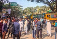 সংস্কারের দাবিতে খুলনা-কুষ্টিয়া মহাসড়ক অবরোধ ইবি শিক্ষার্থীদের