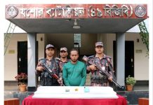 যশোরে কোমরে বিশেষ কায়দায় লুকিয়ে রাখা সোনার বারসহ পাচারকারী আটক