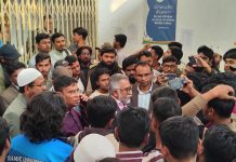 ইবিতে নিয়োগ বোর্ড স্থগিত, প্রতিবাদে প্রশাসনিক ভবনে তালা দিয়ে বিক্ষোভ