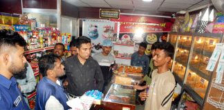 লাইভ বেকারির ফ্রিজে বাসি কেক, অর্ধ লাখ টাকা জরিমানা