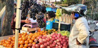 যশোরে রোজার প্রথম দিনেই বেড়েছে ফলের দাম