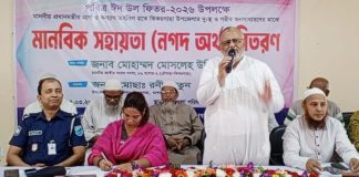 ঝিকরগাছায় দুস্থদের মাঝে প্রধানমন্ত্রীর ত্রাণ তহবিলের সহায়তা