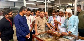 পুরনো গ্রন্থের গন্ধে ইতিহাস খুঁজে নিলেন প্রধানমন্ত্রী