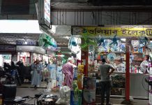 সন্ধ্যা ৭টার মধ্যে দোকানপাট বন্ধের নির্দেশনা যশোরে মানছে না অনেকেই