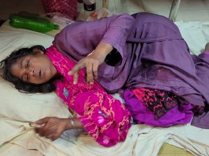 মোংলায় তুচ্ছ ঘটনায় নারীকে জখম