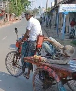 পাইকগাছায় ফেলে যাওয়া বৃদ্ধের পাশে ইউএনও