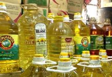 বোতলজাত সয়াবিন তেলের ‘পরিকল্পিত’ সংকটে ক্রেতা