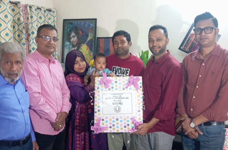 যশোরে শিশুর হাতে প্রধানমন্ত্রীর উপহার