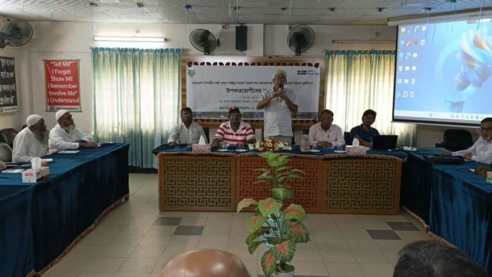 যশোরের অভয়নগরে ট্যানারি বর্জ্য দূষণ ও ভৈরব নদ রক্ষায় আয়োজিত মতামত সভায় অংশগ্রহণকারী বক্তারা বক্তব্য দিচ্ছেন এবং সভাকক্ষে উপস্থিত স্থানীয় প্রতিনিধি ও পরিবেশকর্মীরা।