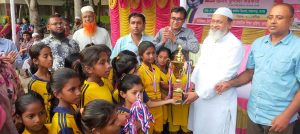 বাঘারপাড়ায় প্রাথমিক গোল্ডকাপ ফুটবল টুর্নামেন্টে চ্যাম্পিয়ন দলকে ট্রফি প্রদান