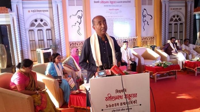 ফুলতলার দক্ষিণডিহি রবীন্দ্র কমপ্লেক্সে রবীন্দ্রনাথ ঠাকুরের জন্মবার্ষিকী অনুষ্ঠানে বক্তব্য দিচ্ছেন আইনমন্ত্রী মো. আসাদুজ্জামান।
