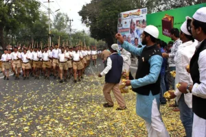 ২০১৪ সালের ২৩ ফেব্রুয়ারি ভারতের ভোপালে আরএসএস স্বেচ্ছাসেবকদের শোভাযাত্রার সময় ভারতীয় মুসলিমরা তাদের ওপর ফুলের পাপড়ি ছুঁড়ে অভ্যর্থনা জানাচ্ছেন।