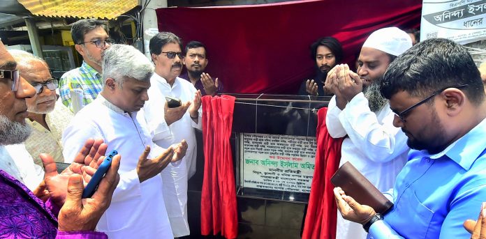 যশোর শহরে সড়ক উন্নয়ন ও ড্রেন নির্মাণ কাজের উদ্বোধনী অনুষ্ঠানে বক্তব্য দিচ্ছেন প্রতিমন্ত্রী অনিন্দ্য ইসলাম অমিত।