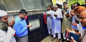 যশোর শহরে সড়ক উন্নয়ন ও ড্রেন নির্মাণ কাজের উদ্বোধনী অনুষ্ঠানে বক্তব্য দিচ্ছেন প্রতিমন্ত্রী অনিন্দ্য ইসলাম অমিত।