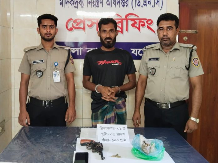 যশোরে গাঁজা ও পিস্তলসহ যুবক আটক