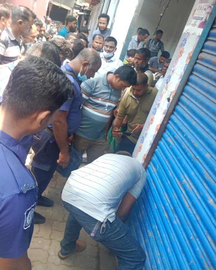 জীবননগরে পঁচা গরুর মাংস বিক্রির অভিযোগে ইউএনও’র উপস্থিতিতে দোকান সিলগালা