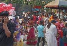 কলারোয়ার মুরারীকাটিতে বসেছে দেড়শ বছরের ঐতিহ্যবাহী তালের মেলা সাতক্ষীরার কলারোয়ার ঐতিহ্যবাহী তালের মেলায় তালশাঁস বিক্রি ও দর্শনার্থীদের ভিড়ের দৃশ্য