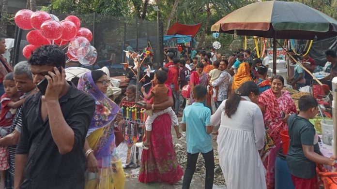 সাতক্ষীরার কলারোয়ার ঐতিহ্যবাহী তালের মেলায় তালশাঁস বিক্রি ও দর্শনার্থীদের ভিড়ের দৃশ্য