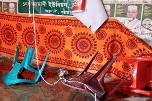 কয়রায় জামাত ওয়ার্ড অফিসে চেয়ার ভাঙচুর