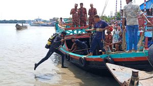 মোংলায় ট্রলার থেকে পড়ে মাছ ব্যবসায়ী নিখোঁজ