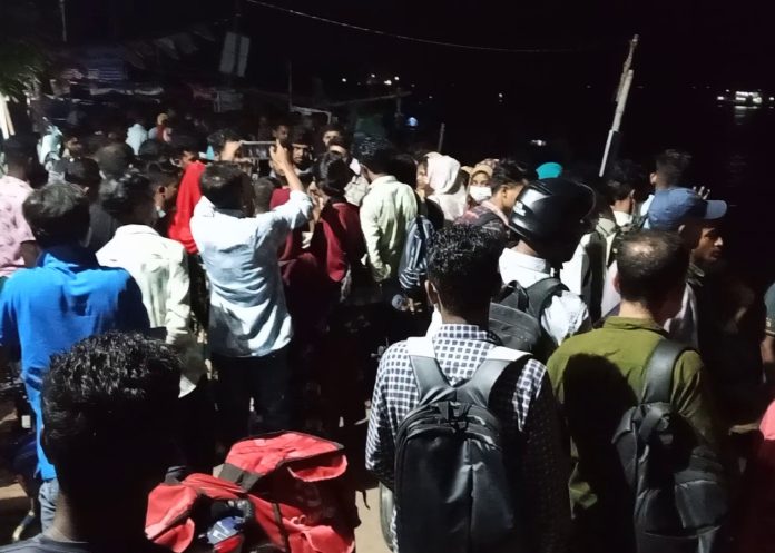 মোংলা নদীতে দুই ট্রলারের সংঘর্ষ