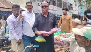 জিয়াউর রহমানের শাহাদাতবার্ষিকী উপলক্ষে মোংলায় দুঃস্থদের মাঝে খাবার ও কাপড় বিতরণ