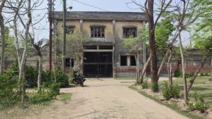 পাইকগাছার পরিত্যক্ত সাব-জেল ভবন, চারপাশে ঝোপঝাড়ে ঢাকা