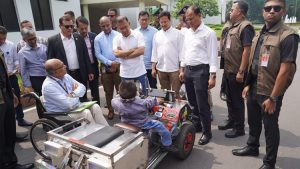 চৌগাছার কিশোর উদ্ভাবক রিফাতের তৈরি ব্যাটারিচালিত স্মার্ট কার দেখছেন ও তার কথা শুনছেন প্রধানমন্ত্রী তারেক রহমান