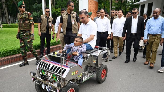 চৌগাছার কিশোর উদ্ভাবক রিফাতের তৈরি ব্যাটারিচালিত স্মার্ট কারে প্রধানমন্ত্রী তারেক রহমান