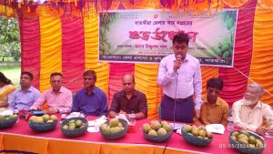 সাতক্ষীরায় আম পাড়া উৎসবে বাগান থেকে আম সংগ্রহ করছেন চাষিরা