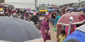 ঝড়-বৃষ্টি উপেক্ষা করে পদ্মা সেতু পথে ঘরমুখো দক্ষিণাঞ্চলের মানুষের ঢল