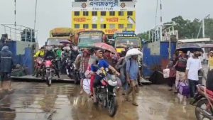 ঝড়-বৃষ্টি উপেক্ষা করে পদ্মা সেতু পথে ঘরমুখো দক্ষিণাঞ্চলের মানুষের ঢল