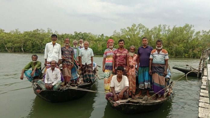 সুন্দরবনে বনদস্যুদের কবল থেকে মুক্ত হয়ে বানিয়াখালী ফরেস্ট স্টেশনে আশ্রয় নেওয়া ১৩ মৌয়াল ক্লান্ত অবস্থায় বসে আছেন