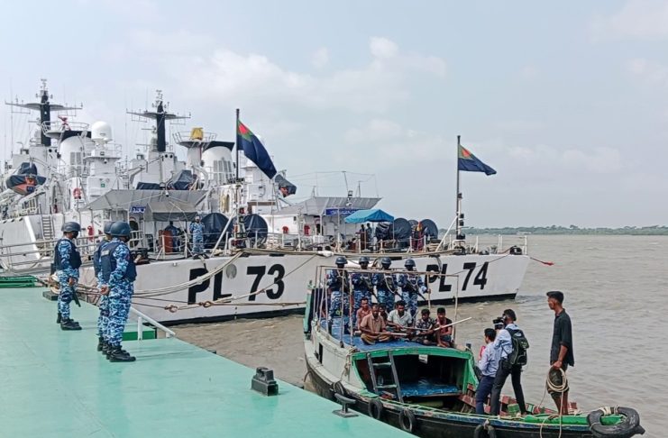 সুন্দরবনে কোস্ট গার্ডের কাছে ৭ ডাকাতের আত্মসমর্পণ