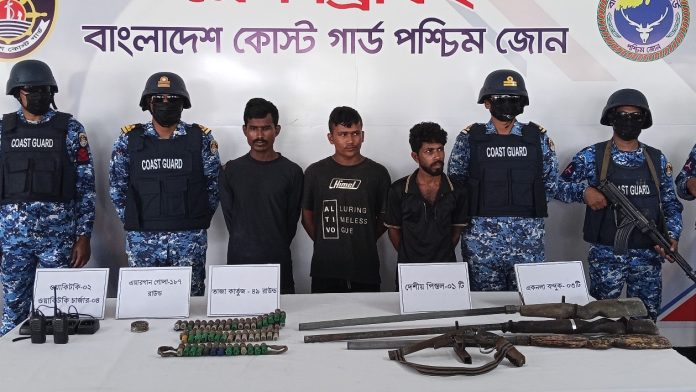 সুন্দরবনে অভিযানে উদ্ধার হওয়া অস্ত্র ও আটক ডাকাত সদস্যদের সঙ্গে কোস্ট গার্ড সদস্যরা