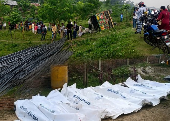 টাঙ্গাইলে সড়ক দুর্ঘটনায় নিহত ১৫