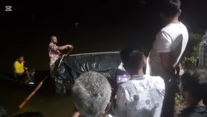 খান জাহান আলী মাজারের দিঘিতে কুমিরের হামলার পর উদ্ধার অভিযান চালাচ্ছে ফায়ার সার্ভিস ও স্থানীয়রা