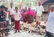 কেশবপুরের দোরমুটিয়ায় সোলিং রাস্তার ইট তুলে দখলে নেওয়ার অভিযোগ