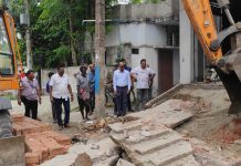যশোরের আশ্রম রোডে ফুটপাত দখল করে নির্মাণ বাড়ির সিঁড়ি উচ্ছেদ