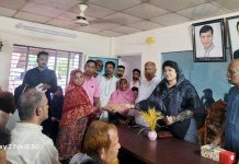 ঝিকরগাছায় সরকারি তহবিল থেকে ১১ পরিবারকে নগদ সহায়তা দিলেন নারী এমপি