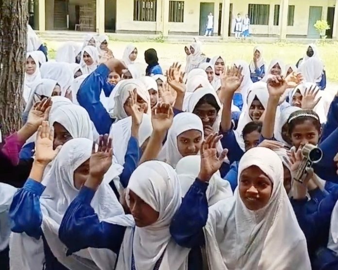 বাগআঁচড়া গার্লস স্কুলে প্রধান শিক্ষিকার বিরুদ্ধে শিক্ষার্থীদের বিক্ষোভ