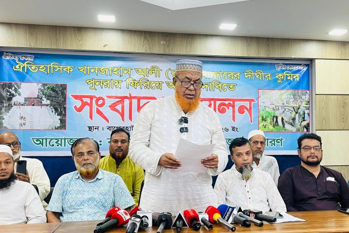 বাগেরহাটে দিঘির কুমির ফেরতের দাবিতে খাদেমদের আইনি পদক্ষেপের হুঁশিয়ারি