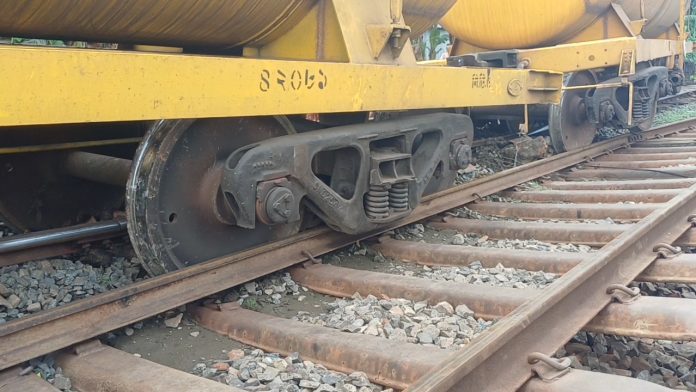 কোটচাঁদপুরে তেলবাহী ট্রেনের ৩ ট্যাংকার লাইনচ্যুত