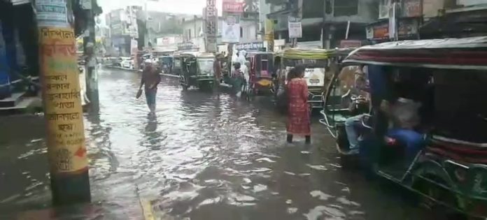 খুলনায় ভারী বৃষ্টিতে জলাবদ্ধতা