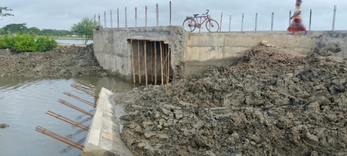 শ্যামনগরে নির্মাণাধীন সেতুতে ফাটল